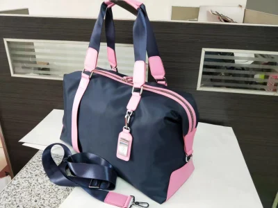 Bolsa de ropa de golf impermeable en blanco y negro Bolsa de viaje de cuero de mano para mujeres y hombres